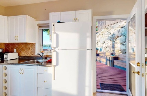 Wollaston House | The Ridge Cottage is a cozy lakefront home on Coe Hill