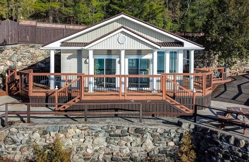 Wollaston House | The Ridge Cottage is a cozy lakefront home on Coe Hill