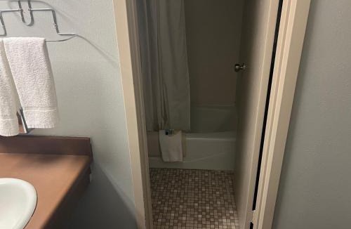 Portage Hotel | The Ridge Motor Inn