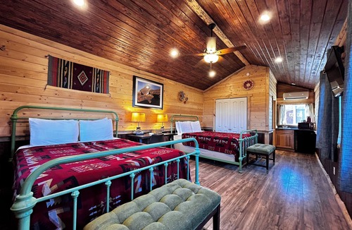 Torrey Hotel | The Rim Rock Inn
