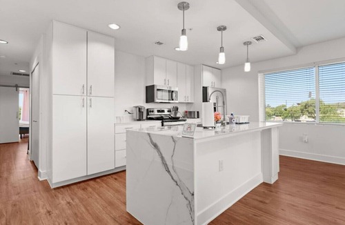 Wetmore Apartment | The Rim/Six Flags - King Bed, Skyline View, Family