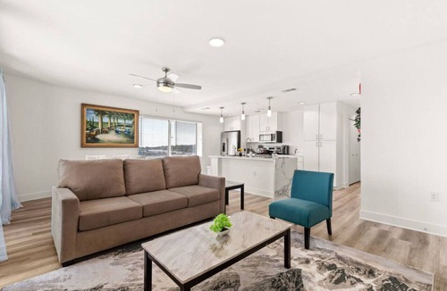 Wetmore Apartment | The Rim/Six Flags - King Bed, Skyline View, Family