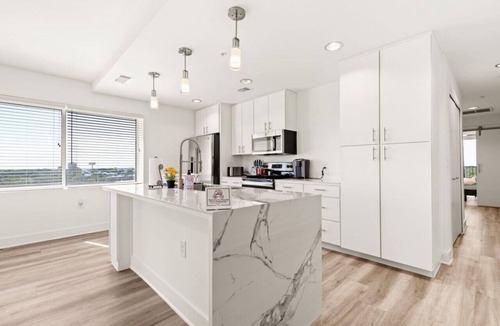 Wetmore Apartment | The Rim/Six Flags - King Bed, Skyline View, Family