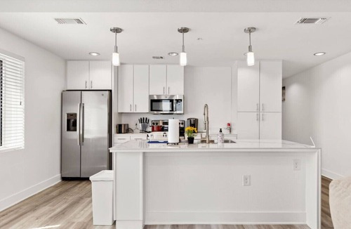 Wetmore Apartment | The Rim/Six Flags - King Bed, Skyline View, Family
