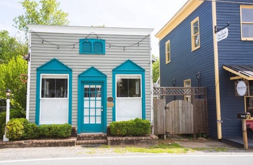 Sperryville House | The River Cottage: 29 Main Street