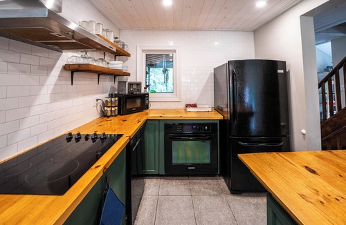 Norland Cottage | The River Cottage with Pool Table, Fireplace, Snowshoes, & Pet-Friendly