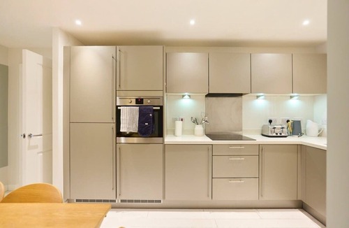 Tottenham Hale Apartment | The River Lea Escape - Charming Bright 2 Bdr Flat