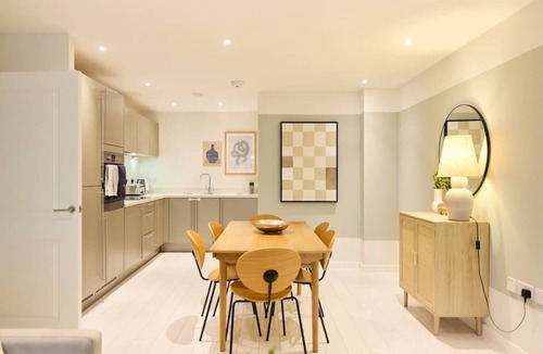 Tottenham Hale Apartment | The River Lea Escape - Charming Bright 2 Bdr Flat