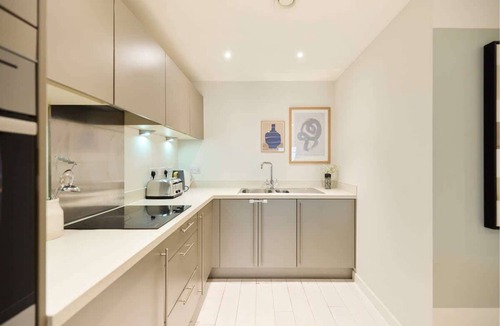 Tottenham Hale Apartment | The River Lea Escape - Charming Bright 2 Bdr Flat