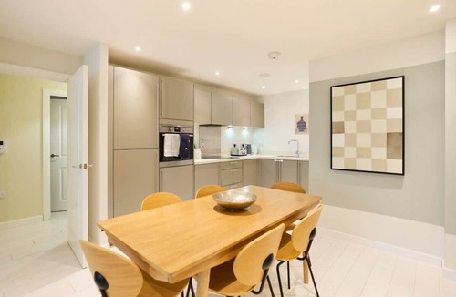 Tottenham Hale Apartment | The River Lea Escape - Charming Bright 2 Bdr Flat