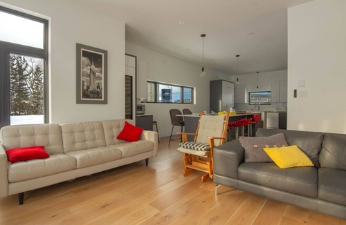 Notre-Dame-de-Bonsecours House | The River Refuge – 16p – Near Omega Park