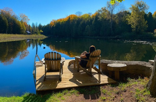 Chatsworth Cottage | The Riverfront Hideaway ★ Hot Tub★ Games Room ★ Arcades ★ Firepit ★ BBQ ★ Hiking