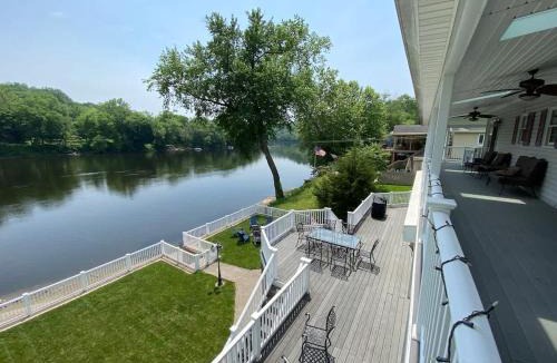 Martins Creek House | The Riverfront