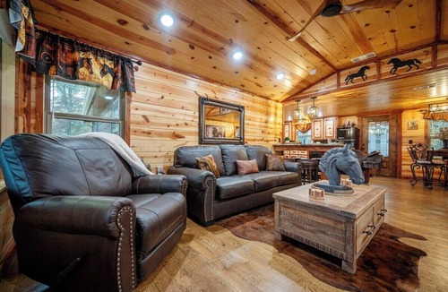 Golden Cabin | The Riverman House, Broken Bow