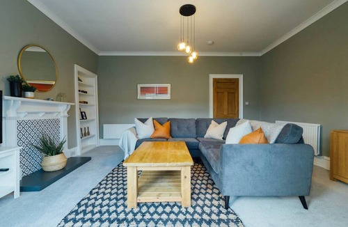 Tillicoultry Apartment | The Riverside Apartment (free parking)