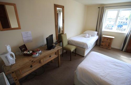Lechlade Hotel | The Riverside