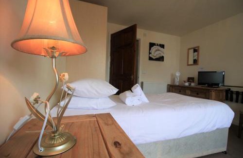 Lechlade Hotel | The Riverside
