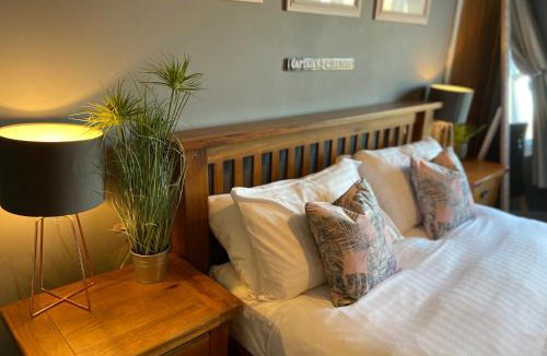 Newark House | The Riverside Rooms