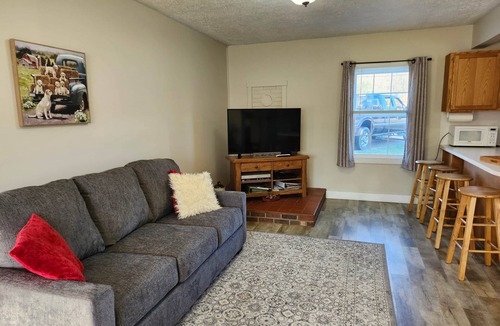 Independence House | The Riverview Cottage- New River