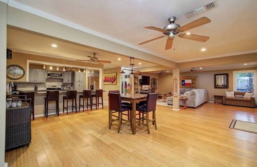 Barrett House | The riverway place at houston