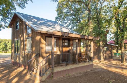 Elm Mott Ski Chalet | The Roadrunner Cabin 15MIN to Magnolia Baylor