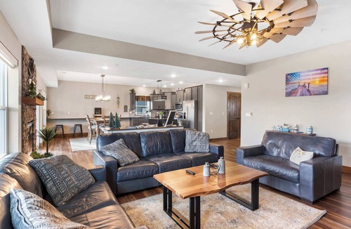 Hollister Cabin | The Rock at Branson Cove – 5 BDR on Table Rock!