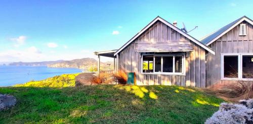 Tuateawa House | The Rock