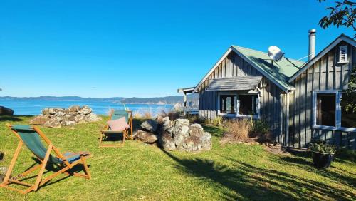 Tuateawa House | The Rock