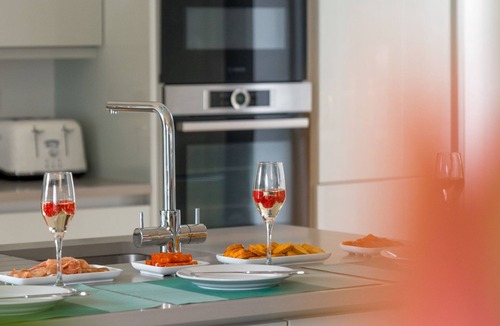 Croyde Cottage | The Rock, Sleeps 8, Pets, Hot Tub