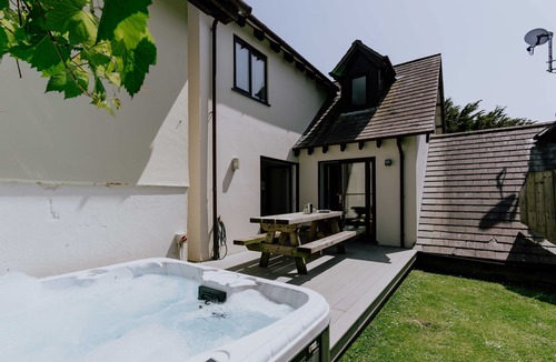 Croyde Cottage | The Rock, Sleeps 8, Pets, Hot Tub