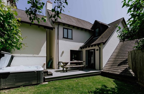 Croyde Cottage | The Rock, Sleeps 8, Pets, Hot Tub