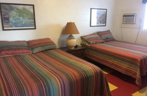 Kingsland Cabin | The Rocks: Fire Pit & Queen Beds Cozy Family Suite