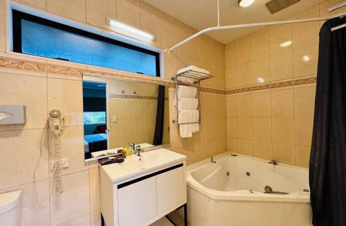 Westshore Hotel | The Rocks Motel