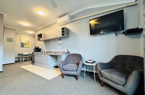 Westshore Hotel | The Rocks Motel