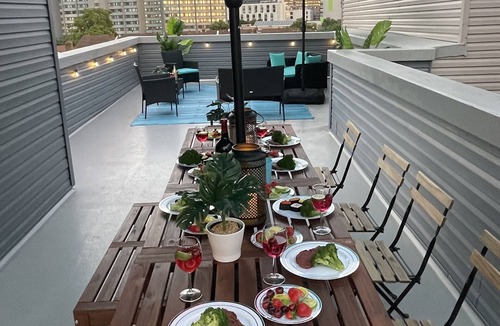 Spruce Hill Apartment | THE ROOFTOP OASIS