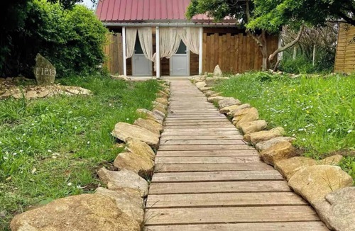 Ver-sur-Mer Cabin | The room at the foot of the waves