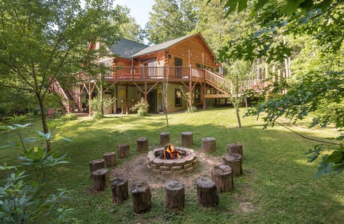 Fairview Cabin | THE ROOST - Secluded Log Cabin, Hot Tub, Pool Table, Only 13 Miles from Downtown