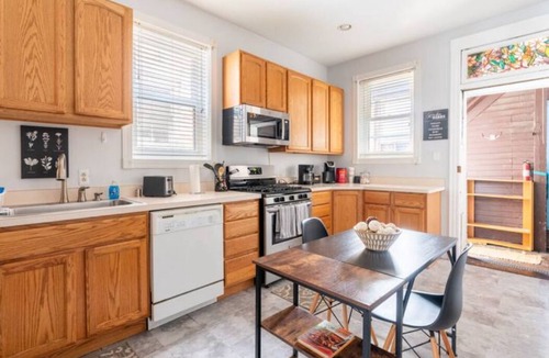 North Center Apartment | The Roscoe Village Guesthouse