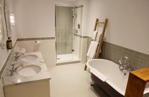 Warwick Town Centre Hotel | The Rose and Crown