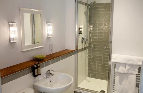 Warwick Town Centre Hotel | The Rose and Crown