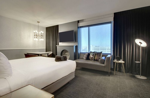 Rosemont Hotel | The Rose Chicago, Tapestry Collection by Hilton