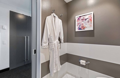 Rosemont Hotel | The Rose Chicago, Tapestry Collection by Hilton