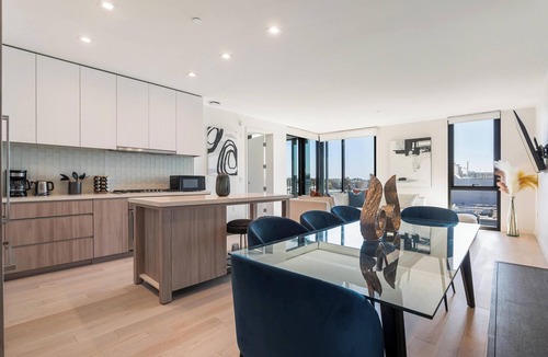 Downtown Bed & Breakfast | The Rose Quartz' Rooftop Pool, Luxury 2BR 2BA Santa Monica Beach, Walk To Pier
