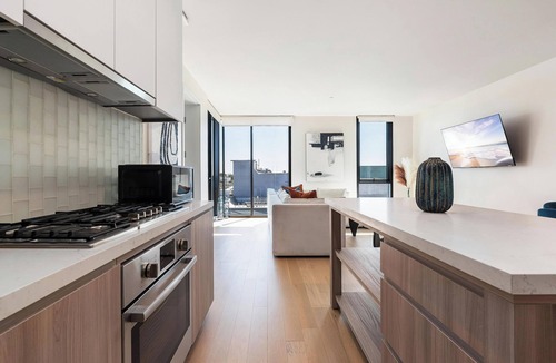 Downtown Bed & Breakfast | The Rose Quartz' Rooftop Pool, Luxury 2BR 2BA Santa Monica Beach, Walk To Pier