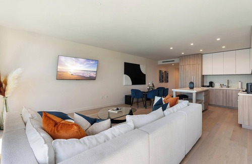 Downtown Bed & Breakfast | The Rose Quartz' Rooftop Pool, Luxury 2BR 2BA Santa Monica Beach, Walk To Pier