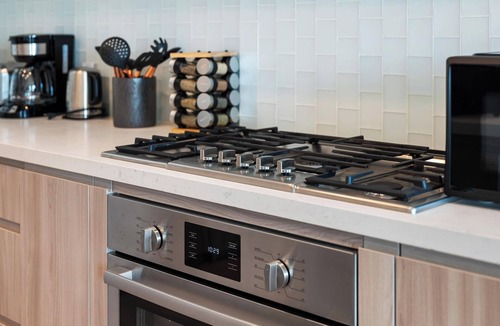 Downtown Bed & Breakfast | The Rose Quartz Upscale Complex Rooftop Pool, Gym Sauna