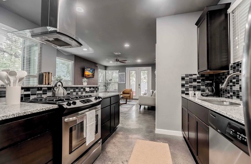Foster Heights House | The Rosewood Retreat: 6BR's | HotTub | DogFriendly
