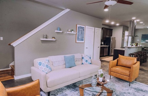Foster Heights House | The Rosewood Retreat: 6BR's | HotTub | DogFriendly