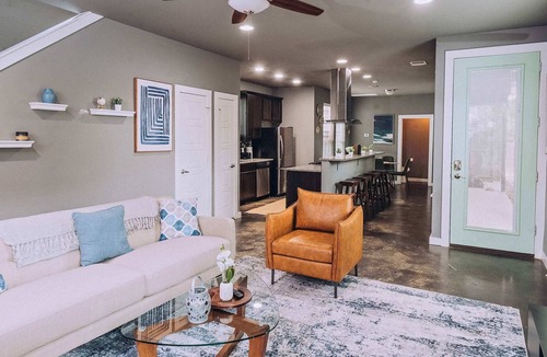 Foster Heights House | The Rosewood Retreat: 6BR's | HotTub | DogFriendly