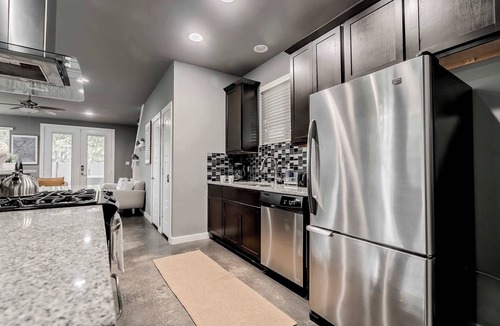Foster Heights House | The Rosewood Retreat: 6BR's | HotTub | DogFriendly